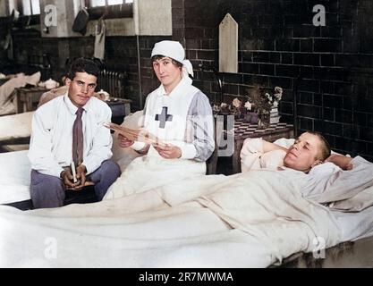 Krankenschwester liest amerikanische Zeitung für verwundete amerikanische Soldaten im Red Cross Hospital, London, England, Großbritannien, American National Red Cross Photograph Collection, September 1918 Stockfoto