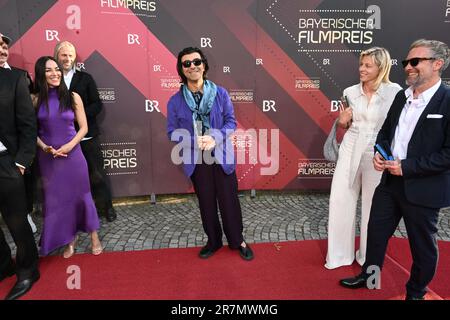 München, Deutschland. 16. Juni 2023. Regisseur Fatih Akin (m) kommt zum Prinzregententheater für die Verleihung des Bayerischen Filmpreises. Der Preis (Pierrot) wird seit 1979 für „herausragende Leistungen in der deutschen Filmemacherei“ verliehen. Kredit: Felix Hörhager/dpa/Alamy Live News Stockfoto