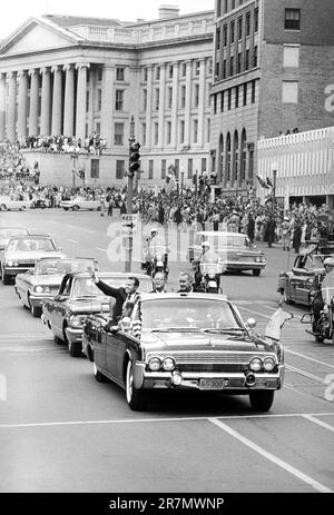 Astronaut Gordon Cooper in einem Auto mit US Vizepräsident Lyndon Baines Johnson während der Parade in Washington, D.C., USA, Warren K. Leffler, USA News & World Report Magazine Fotosammlung, 21. Mai 1963 Stockfoto