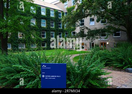 AARHUS, DÄNEMARK -25. AUGUST 2022 - Blick auf den Campus der Aarhus-Universität (AU), der zweitältesten und größten Universität Dänemarks. Stockfoto