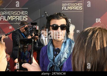 München, Deutschland. 16. Juni 2023. Regisseur Fatih Akin kommt zum Prinzregententheater für die Verleihung des Bayerischen Filmpreises. Kredit: Felix Hörhager/dpa/Alamy Live News Stockfoto