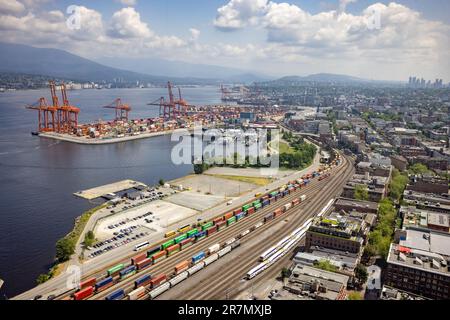 Blick auf den Containerhafen und die Containerzugwagen vom Vancouver Lookout in Vancouver, British Columbia, Kanada am 30. Mai 2023 Stockfoto