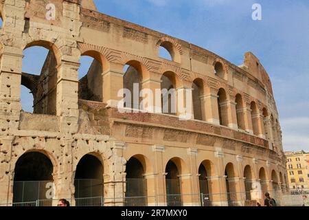 Das Kolosseum und der Konstantinsbogen von der Via dei Fori Imperiali, im Stadtzentrum von Rom, Italien Stockfoto