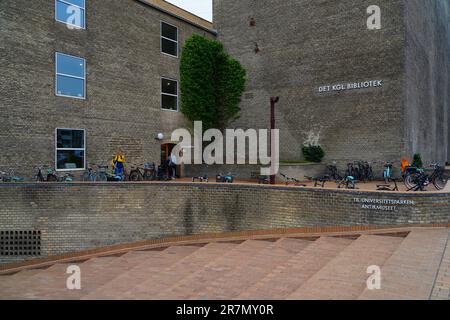 AARHUS, DÄNEMARK -25. AUGUST 2022 - Blick auf den Campus der Aarhus-Universität (AU), der zweitältesten und größten Universität Dänemarks. Stockfoto