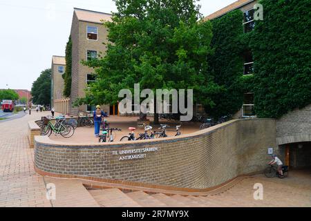 AARHUS, DÄNEMARK -25. AUGUST 2022 - Blick auf den Campus der Aarhus-Universität (AU), der zweitältesten und größten Universität Dänemarks. Stockfoto