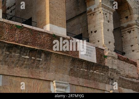 Das Kolosseum und der Konstantinsbogen von der Via dei Fori Imperiali, im Stadtzentrum von Rom, Italien Stockfoto