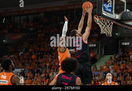 Neu Ulm, Deutschland. 16. Juni 2023. Basketball: Bundesliga, ratiopharm Ulm - Telekom Baskets Bonn, Meisterschaftsrunde, Finale, Spieltag 4 in ratiopharm Arena. Ulms Joshua Hawley (l) und Bonns Sebastian Herrera kämpfen um den Ball. Kredit: Stefan Puchner/dpa/Alamy Live News Stockfoto