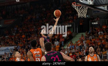 Neu Ulm, Deutschland. 16. Juni 2023. Basketball: Bundesliga, ratiopharm Ulm - Telekom Baskets Bonn, Meisterschaftsrunde, Finale, Spieltag 4 in ratiopharm Arena. Bonns Jeremy Morgan wirft den Ball. Kredit: Stefan Puchner/dpa/Alamy Live News Stockfoto