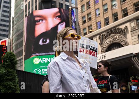 New York, New York, USA. 15. Juni 2023. Der Streik der Writers Guild Association begann in der siebten Woche und hielt eine Aufführung und Kundgebung am Times Square ab. Die Gewerkschaftsmitglieder fordern einen fairen Vertrag mit besserer Bezahlung, besseren Arbeitsbedingungen und begrenzten schriftlichen KI-Inhalten. Viele andere Gewerkschaften waren anwesend, darunter Mitglieder der sag und der AFTRA. (Kreditbild: © Laura Brett/ZUMA Press Wire) NUR REDAKTIONELLE VERWENDUNG! Nicht für den kommerziellen GEBRAUCH! Stockfoto