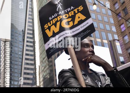 New York, New York, USA. 15. Juni 2023. Der Streik der Writers Guild Association begann in der siebten Woche und hielt eine Aufführung und Kundgebung am Times Square ab. Die Gewerkschaftsmitglieder fordern einen fairen Vertrag mit besserer Bezahlung, besseren Arbeitsbedingungen und begrenzten schriftlichen KI-Inhalten. Andere Gewerkschaftsmitglieder, insbesondere die sag- und die AFTRA-Gewerkschaftsmitglieder, unterstützen sie nachdrücklich. (Kreditbild: © Laura Brett/ZUMA Press Wire) NUR REDAKTIONELLE VERWENDUNG! Nicht für den kommerziellen GEBRAUCH! Stockfoto