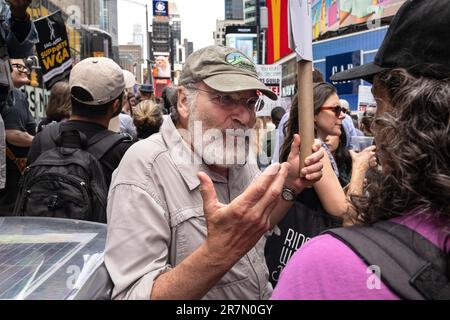 New York, New York, USA. 15. Juni 2023. Der Streik der Writers Guild Association begann in der siebten Woche und hielt eine Aufführung und Kundgebung am Times Square ab. Die Gewerkschaftsmitglieder fordern einen fairen Vertrag mit besserer Bezahlung, besseren Arbeitsbedingungen und begrenzten schriftlichen KI-Inhalten. Starke Unterstützung durch andere Gewerkschaftsmitglieder, darunter die sag und das AFTRA-Mitglied MANDY PATINKIN. (Kreditbild: © Laura Brett/ZUMA Press Wire) NUR REDAKTIONELLE VERWENDUNG! Nicht für den kommerziellen GEBRAUCH! Stockfoto
