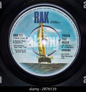 Mittleres Etikett der 7-Zoll-Einzelversion von Touch Too Much by Arrows, die 1974 veröffentlicht wurde Stockfoto