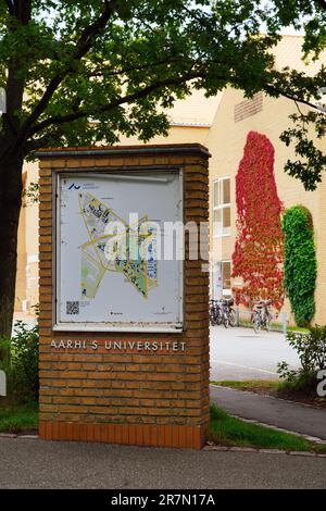 AARHUS, DÄNEMARK -25. AUGUST 2022 - Blick auf den Campus der Aarhus-Universität (AU), der zweitältesten und größten Universität Dänemarks. Stockfoto