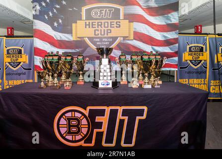 Das Hockey des BFit Heroes Cup ist eine Veranstaltung, bei der Ersthelfer und Militärangehörige zusammenkommen, um Geld für viele verschiedene Wohltätigkeitsorganisationen zu sammeln. Stockfoto