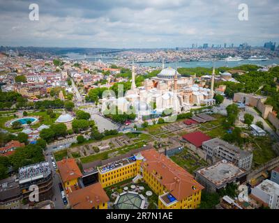 Hagia Sophia aus der Vogelperspektive in Sultanahmet in der historischen Stadt Istanbul, Türkei. Die historischen Gegenden von Istanbul gehören seit 1985 zum UNESCO-Weltkulturerbe. Stockfoto