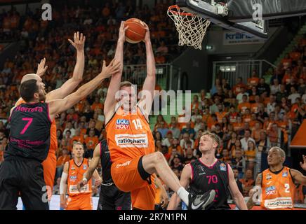 Neu Ulm, Deutschland. 16. Juni 2023. Basketball: Bundesliga, ratiopharm Ulm - Telekom Baskets Bonn, Meisterschaftsrunde, Finale, Spieltag 4 in ratiopharm Arena. Ulms Philipp Herkenhoff fängt den Ball. Kredit: Stefan Puchner/dpa/Alamy Live News Stockfoto