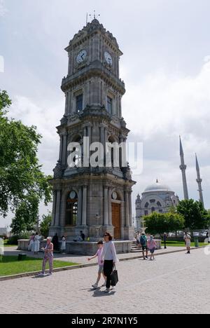 Dolmabahce Uhrenturm und die barocke Dolmabahce Moschee im Stadtteil Kabatas in Istanbul, Türkei Stockfoto