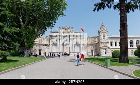 Touristen, die am Eingang zum Dolmabahcoc-Palast ankommen, Istanbul, Türkei Stockfoto