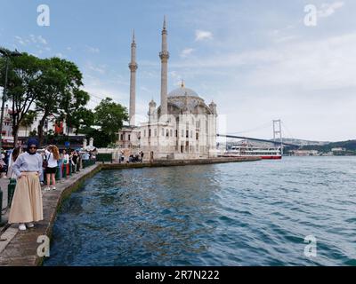 Büyük-Mecidiye-Moschee, auch bekannt als Ortaköy-Moschee, in Ortaköy neben dem Bospphorus in Istanbul, Türkei. Stockfoto