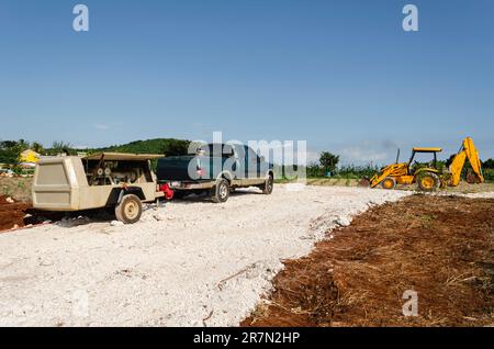 LKW, Kompressor und Baggerlader auf Baustelle Stockfoto