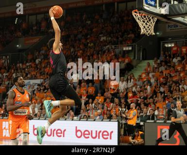 Neu Ulm, Deutschland. 16. Juni 2023. Basketball: Bundesliga, ratiopharm Ulm - Telekom Baskets Bonn, Meisterschaftsrunde, Finale, Spieltag 4 in ratiopharm Arena. Bonns Deane Williams schießt auf den Korb. Kredit: Stefan Puchner/dpa/Alamy Live News Stockfoto