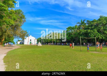 Trancoso, Stadtteil Porto Seguro, BA, Brasilien - 06. Januar 2023: Quadrado von Trancoso, ein Freiluftplatz, berühmtes Touristenziel. Stockfoto