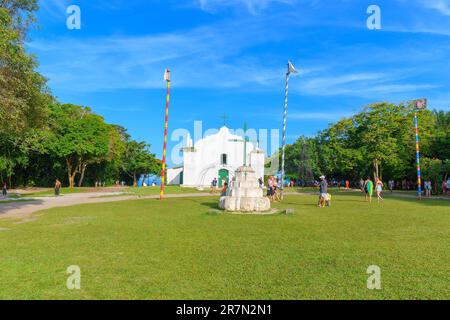 Trancoso, Stadtteil Porto Seguro, BA, Brasilien - 06. Januar 2023: Blick auf die Kirche Sao Joao Batista im Quadrado von Trancoso, berühmtes Touristenziel Stockfoto