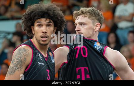 Neu Ulm, Deutschland. 16. Juni 2023. Basketball: Bundesliga, ratiopharm Ulm - Telekom Baskets Bonn, Meisterschaftsrunde, Finale, Spieltag 4 in ratiopharm Arena. Bonns Tyson ward (L) und Finn Delany sind enttäuscht. Kredit: Stefan Puchner/dpa/Alamy Live News Stockfoto