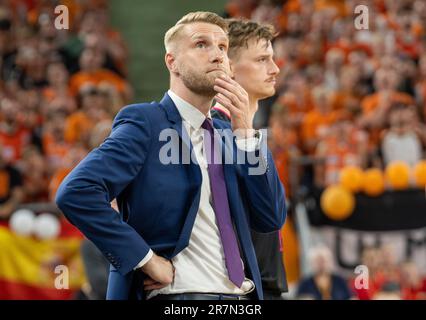 Neu Ulm, Deutschland. 16. Juni 2023. Basketball: Bundesliga, ratiopharm Ulm - Telekom Baskets Bonn, Meisterschaftsrunde, Finale, Spieltag 4 in ratiopharm Arena. Bonns Coach Tuomas Iisalo (l) steht neben Finn Delany. Kredit: Stefan Puchner/dpa/Alamy Live News Stockfoto