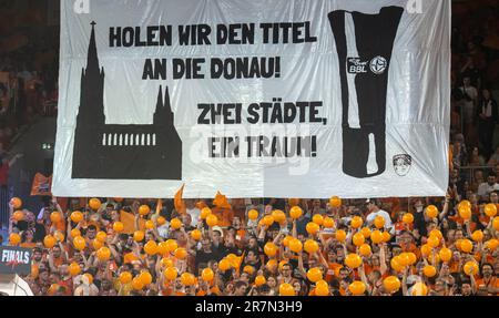 Neu Ulm, Deutschland. 16. Juni 2023. Basketball: Bundesliga, ratiopharm Ulm - Telekom Baskets Bonn, Meisterschaftsrunde, Finale, Spieltag 4 in ratiopharm Arena. Ulms Fans verlangen den Titel auf einem Banner. Kredit: Stefan Puchner/dpa/Alamy Live News Stockfoto