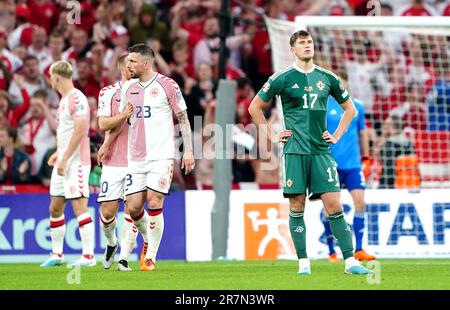 Nordirlands Paddy McNair (rechts) sieht deprimiert aus, nachdem der dänische Jonas Wind (nicht abgebildet) während des UEFA Euro 2024 Qualifying Group H-Spiels im Parkstadion in Kopenhagen das erste Tor seiner Seite erzielt hat. Foto: Freitag, 16. Juni 2023. Stockfoto