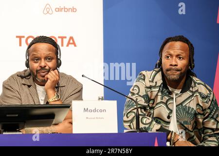 Berlin, Deutschland. 16. Juni 2023. Yosef Wolde-Mariam und Tshawe Baqwa, Madcon-Künstler, Autoren der Berliner Hymne der Spiele 2023 nehmen an der Eröffnungskonferenz im Konferenzzentrum Messe Berlin Teil. Die Special Olympics Summer World Games beginnen am 17. Juni in Berlin. An den Berliner Spielen 2023 werden 7000 Lernbehinderte aus 190 Ländern teilnehmen. Es ist das größte Sportereignis des Jahres 2023. Kredit: SOPA Images Limited/Alamy Live News Stockfoto