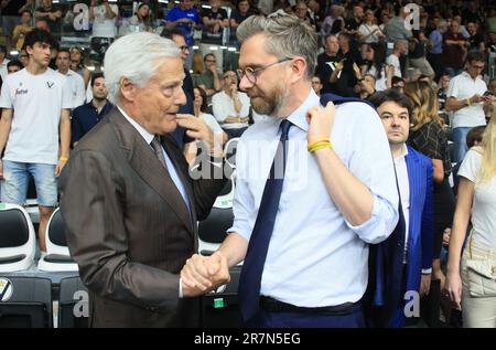 Bologna, Italien. 16. Juni 2023. Massimo Zanetti Präsident und Eigentümer von Segafredo Virtus Bologna und Bürgermeister Matteo Lepore während Spiel 4 des Playoff-Finals des italienischen Basketballspiels A1 Segafredo Virtus Bologna vs. EA7 Olimpia Milano - Bologna, Italien, 16. Juni 2023 in der Segafredo Arena - Foto: Michele Nucci Credit Live Media Publishing Group/Alamy Live News Stockfoto