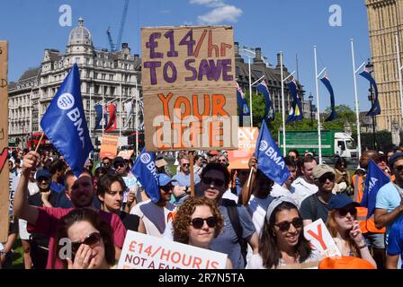 London, Großbritannien. 16. Juni 2023. Während der Demonstration auf dem Parlamentsplatz hält ein junger Arzt ein Plakat mit der Aufschrift „£14 pro Stunde, um Ihr Leben zu retten“. Ärzte in der Mittelstufe marschierten in London und veranstalteten eine Kundgebung am Parliament Square, während ihr Streik um die Lohnsanierung andauert. Kredit: SOPA Images Limited/Alamy Live News Stockfoto