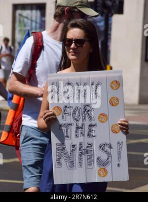 London, Großbritannien. 16. Juni 2023. Ein junger Arzt hält während der Demonstration ein Schild mit der Aufschrift „Honk for the NHS“. Ärzte in der Mittelstufe marschierten in London und veranstalteten eine Kundgebung am Parliament Square, während ihr Streik um die Lohnsanierung andauert. Kredit: SOPA Images Limited/Alamy Live News Stockfoto