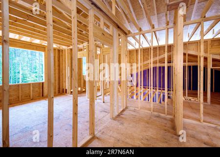 Blick auf das Innere des neu errichteten Hauses mit unvollständigen Holzrahmenbalken, die gerade errichtet werden Stockfoto