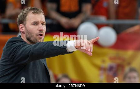 Neu Ulm, Deutschland. 16. Juni 2023. Basketball: Bundesliga, ratiopharm Ulm - Telekom Baskets Bonn, Meisterschaftsrunde, Finale, Spieltag 4 in ratiopharm Arena. Ulm Coach Anton Hammer gibt Anweisungen an der Seitenlinie. Kredit: Stefan Puchner/dpa/Alamy Live News Stockfoto