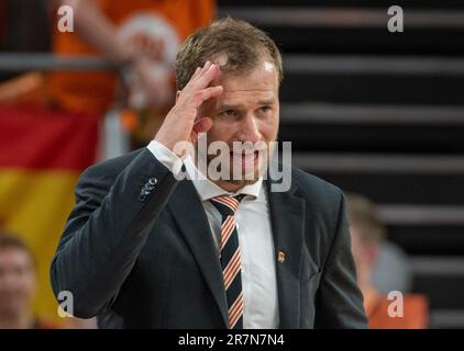 Neu Ulm, Deutschland. 16. Juni 2023. Basketball: Bundesliga, ratiopharm Ulm - Telekom Baskets Bonn, Meisterschaftsrunde, Finale, Spieltag 4 in ratiopharm Arena. Ulms Coach Anton Hammer greift seinen Kopf. Kredit: Stefan Puchner/dpa/Alamy Live News Stockfoto