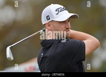 Los Angeles, Usa. 16. Juni 2023. Wyndham Clark schlägt in der zweiten Runde der 2023 USA auf dem 4.-Loch ab Eröffnet die Golfmeisterschaft im Los Angeles Country Club in Los Angeles, Kalifornien, am Freitag, den 16. Juni 2023. Foto: Mike Goulding/UPI Credit: UPI/Alamy Live News Stockfoto