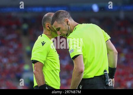 Cardiff, Großbritannien. 20. November 2022. Schiedsrichter Georgi Kabakov spricht mit seinem Linesman während des UEFA Euro Qualifiers-Spiels Wales gegen Armenien im Cardiff City Stadium, Cardiff, Vereinigtes Königreich, 16. Juni 2023 (Foto von Gareth Evans/News Images) in Cardiff, Vereinigtes Königreich, am 11./20. Juni 2022. (Foto: Gareth Evans/News Images/Sipa USA) Guthaben: SIPA USA/Alamy Live News Stockfoto