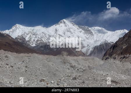 Mount Cho Oyu (8.188 m). Blick von der Gletschermoraine im Gokyo Valley in der Everest-Region in Himalaya, Nepal. Der sechsthöchste Berg der Welt. Stockfoto