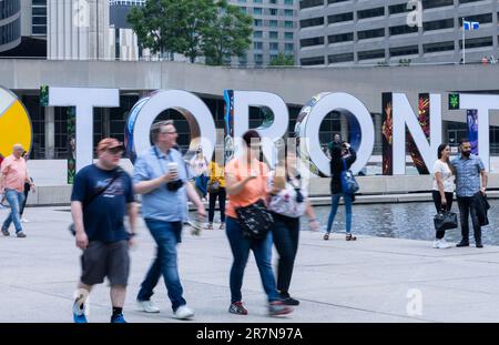 Toronto, Kanada. 16. Juni 2023. Am Toronto-Schild am Nathan Phillips Square in Toronto, Ontario, Kanada, am 16. Juni 2023 vorbei. Die kanadische Bevölkerung erreichte zum 16. Juni 2023 einen Meilenstein von 40 Millionen, wie Statistics Canada am Freitag ankündigte. Kredit: Zou Zheng/Xinhua/Alamy Live News Stockfoto