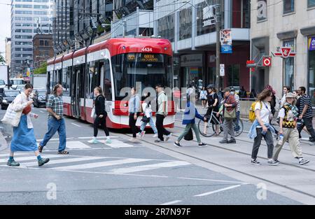 Toronto, Kanada. 16. Juni 2023. Menschen gehen am 16. Juni 2023 auf einer Straße in Toronto, Ontario, Kanada. Die kanadische Bevölkerung erreichte zum 16. Juni 2023 einen Meilenstein von 40 Millionen, wie Statistics Canada am Freitag ankündigte. Kredit: Zou Zheng/Xinhua/Alamy Live News Stockfoto