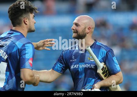 Headingley Stadium, Leeds, West Yorkshire, 16. Juni 2023. Adam Lyth aus Yorkshire feiert den Sieg des Spiels mit Teamkollegen Jordan Jordan Thompson während des Vitality Blast T20-Spiels zwischen Yorkshire Vikings gegen Leicestershire Foxes im Headingley Stadium, Leeds Credit: Touchlinepics/Alamy Live News Stockfoto