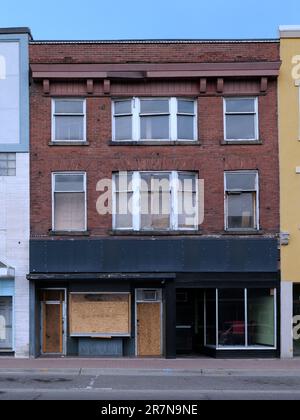 Ein leerstehendes Gebäude, eine kleine Stadt Hauptstraße Stockfoto