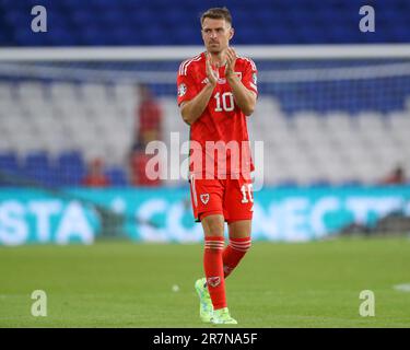 Cardiff, Großbritannien. 20. November 2022. Aaron Ramsey #10 of Wales applaudiert den Heimfans nach dem UEFA Euro Qualifiers-Spiel Wales gegen Armenien im Cardiff City Stadium, Cardiff, Großbritannien, 16. Juni 2023 (Foto von Gareth Evans/News Images) in Cardiff, Großbritannien, am 11./20. Juni 2022. (Foto: Gareth Evans/News Images/Sipa USA) Guthaben: SIPA USA/Alamy Live News Stockfoto