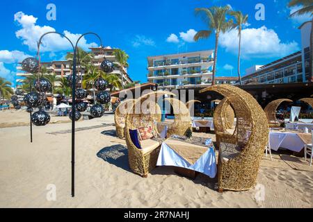 Restaurants und Cafés mit Meerblick am Strand Playa De Los Muertos in Puerto Vallarta Malecon. Stockfoto