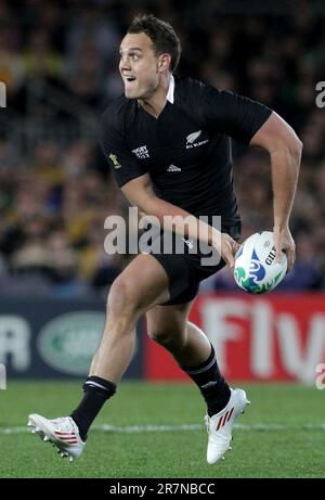 Neuseelands israelischer Dagg in Aktion gegen Australien während des zweiten Halbfinalspiels der Rugby-Weltmeisterschaft 2011, Eden Park, Auckland, Neuseeland, Sonntag, 16. Oktober 2011. Stockfoto