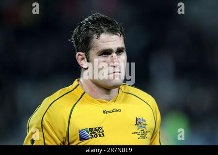 James Horwill, australischer Kapitän, reflektiert über die Niederlage seiner Mannschaft gegenüber Neuseeland im zweiten Halbfinalspiel der Rugby-Weltmeisterschaft 2011, Eden Park, Auckland, Neuseeland, Sonntag, 16. Oktober 2011. Stockfoto