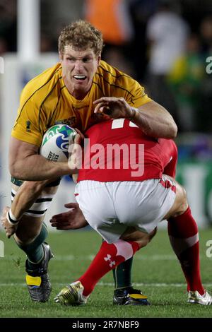 Australiens David Pocock wird von Wales James Hook beim Endspiel der Rugby-Weltmeisterschaft 2011, Eden Park, Auckland, Neuseeland, am Freitag, 21. Oktober 2011. Stockfoto